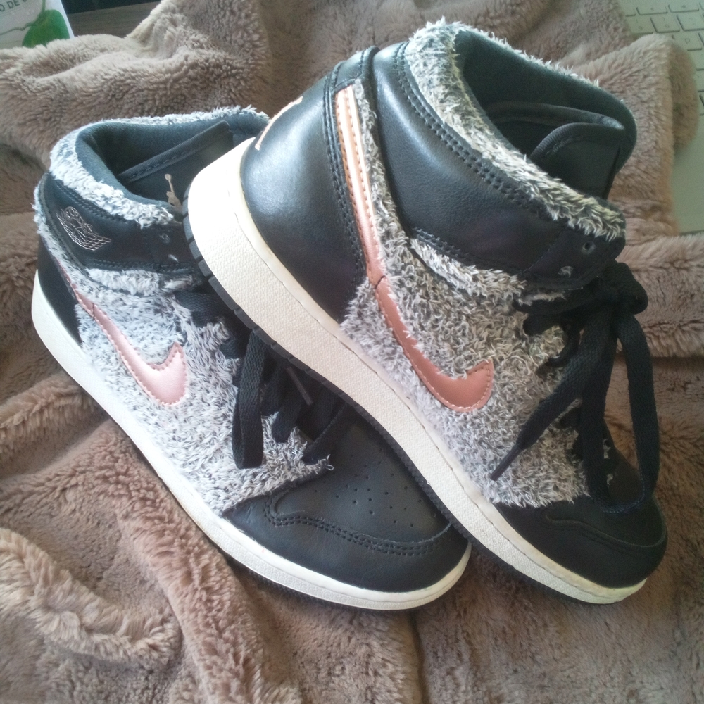 Jordan Women's Black and Pink Fuzzy Sneakers  En Muy Buen Estado  Poco Uso